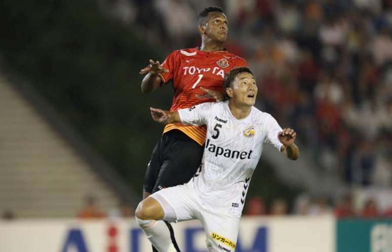 Jô foi ovacionado pela torcida do Nagoya Grampus na J-League ; veja vídeo abaixo (Foto: Divulgação/Nagoya Grampus)