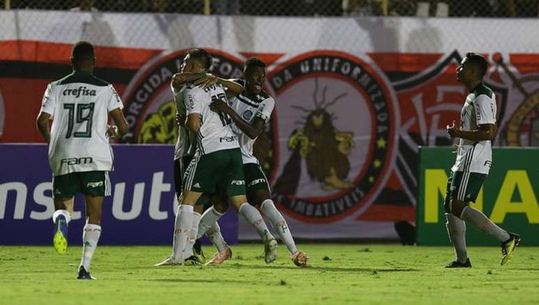 Aníbal recebe o abraço de companheiros ao fazer o quarto gol do Palmeiras no Vitória (Foto: Ag. Palmeiras)