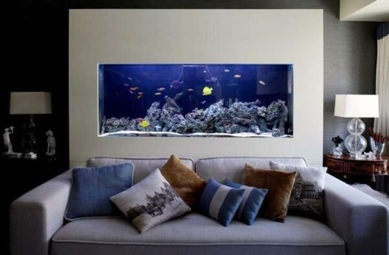 5- O aquário com peixes na sala de estar também funciona como separador de ambientes. Fonte: Pinterest