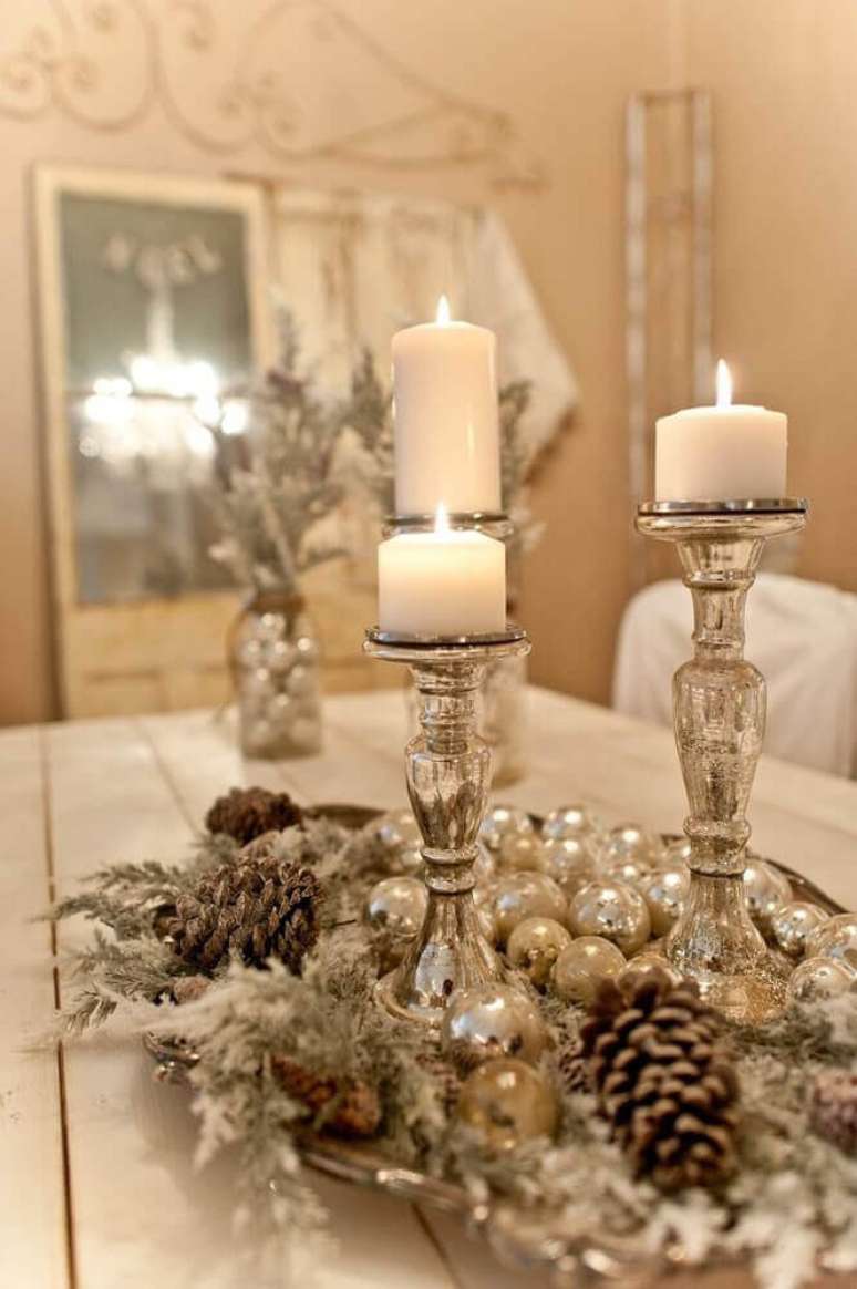 16. Assim como o dourado, arranjos de natal prata também são ótimos para quem busca sofisticação na decoração natalina – Foto: Yandex
