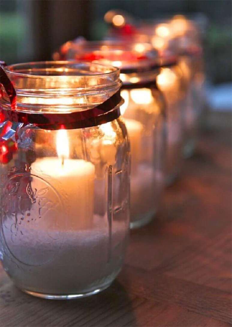 21. Mais um modelo de arranjos de natal com velas dentro de potes de vidro – Foto: Paula Lorentz