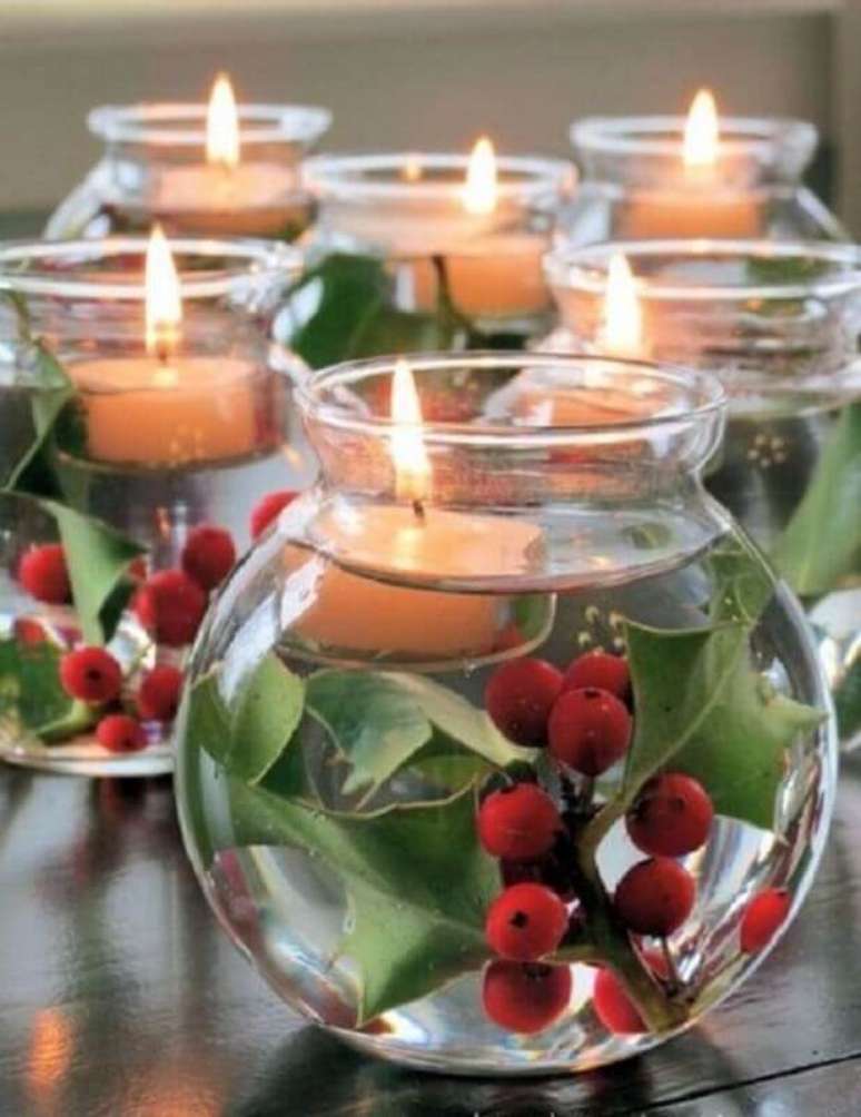 22. Modelo de arranjos de natal com velas dentro de recipiente de vidro com água – Foto: Pinterest