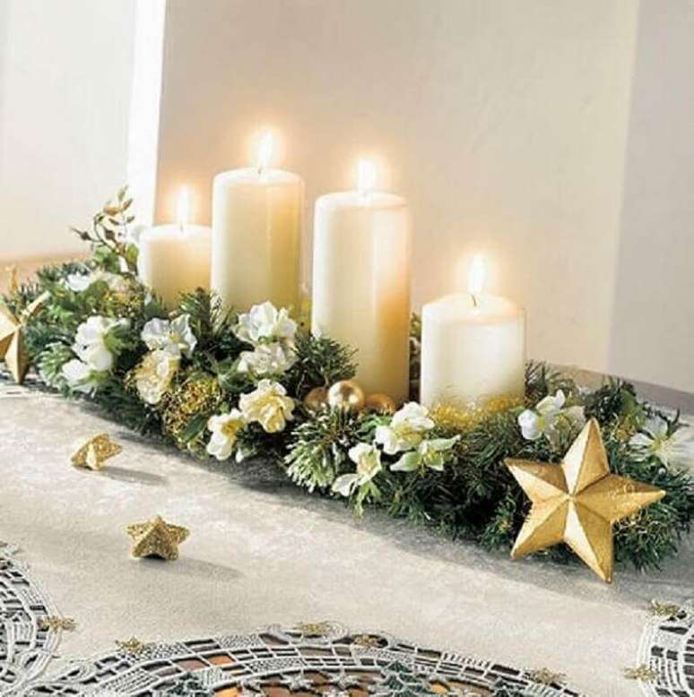 3. Lindo arranjo de natal com velas e enfeites dourados – Foto: Events Maresme