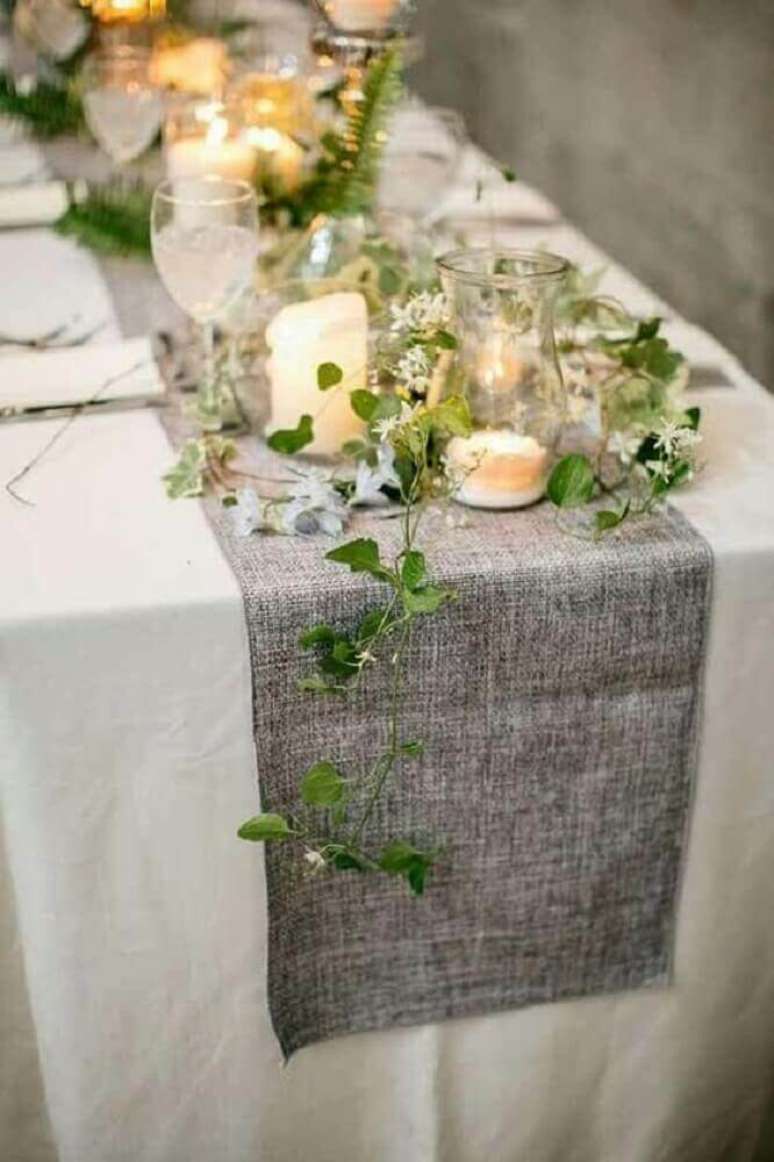 29. Linda decoração rústica com arranjos de mesa de antal feita com ramos de plantas e velas – Foto: Hubstairs