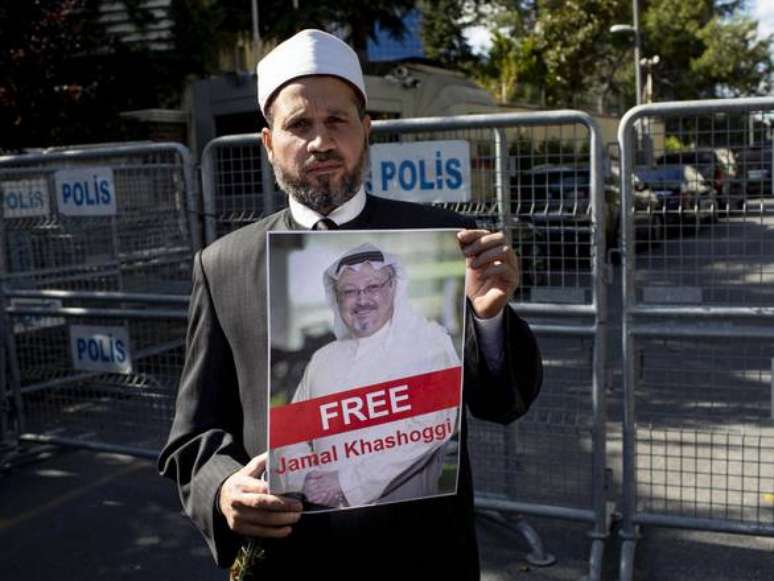 Manifestante protesta em Istambul pelo desaparecimento de Jamal Khashoggi