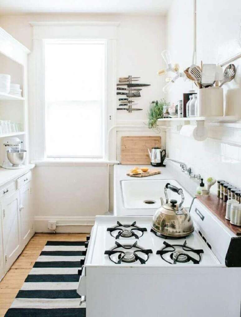 3. Utilize nichos e prateleiras para a organização da cozinha pequena – Foto: Home Decoo