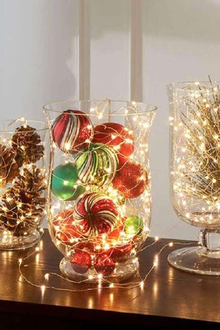 36. Ideia fácil de arranjos de natal com bolas, pinhas e luzinhas pisca-pisca – Foto: Centerpiece Inspiration