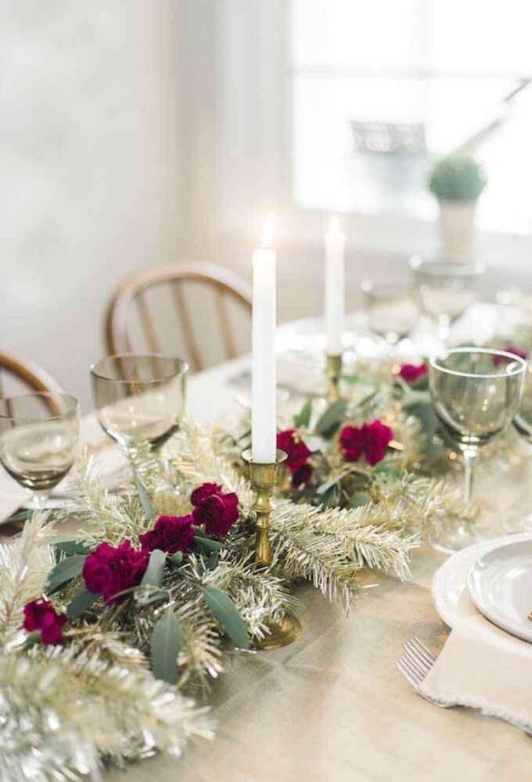 37. Decoração com arranjos de mesa de natal com rosas e velas – Foto: Home Security