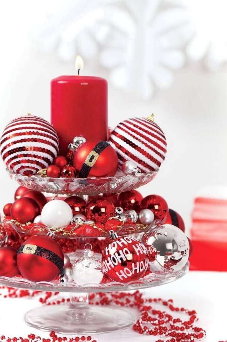 9. Decoração com bolas natalinas para arranjo feito em prato de bolo – Foto: Artecht