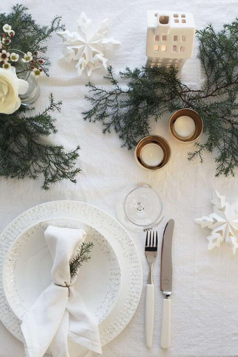 44. Decoração para mesa de natal com ramos de plantas e pequenos enfeites natalinos – Foto: Yandex