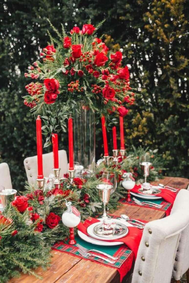 6. Linda decoração para ceia com arranjos de mesa de natal feitos com velas e rosas vermelhas – Foto: Style Me Pretty