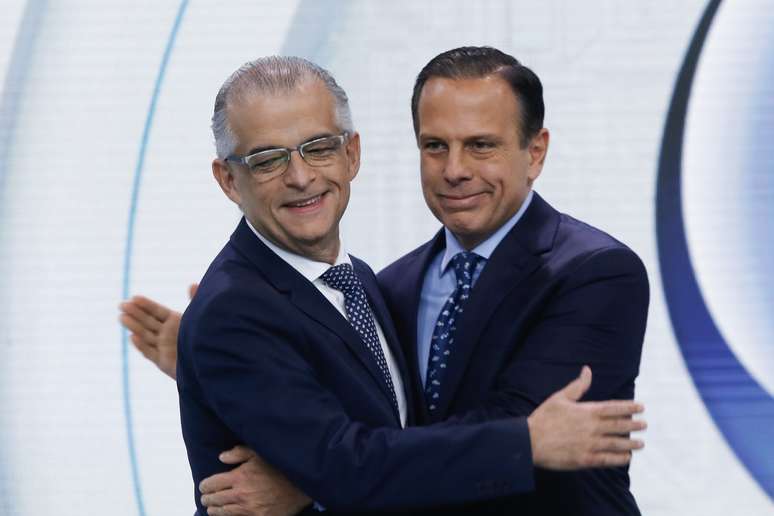 Márcio França e João Doria se abraçam antes de debate da Record