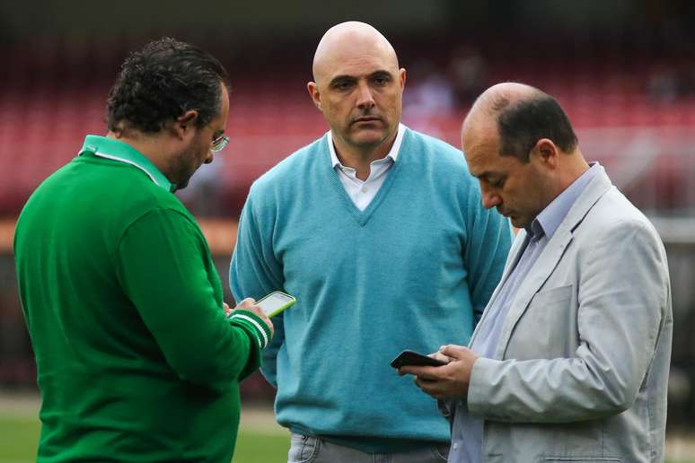 Presidente do Palmeiras Maurício Galiotte, acompanhado do diretor de futebol Alexandre Mattos e do gerente de futebol Cícero Souza