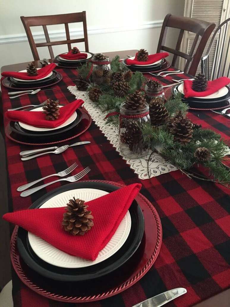 56. Mesa de natal simples decorada com pinhas e tolha xadrez – Foto: Pinterest