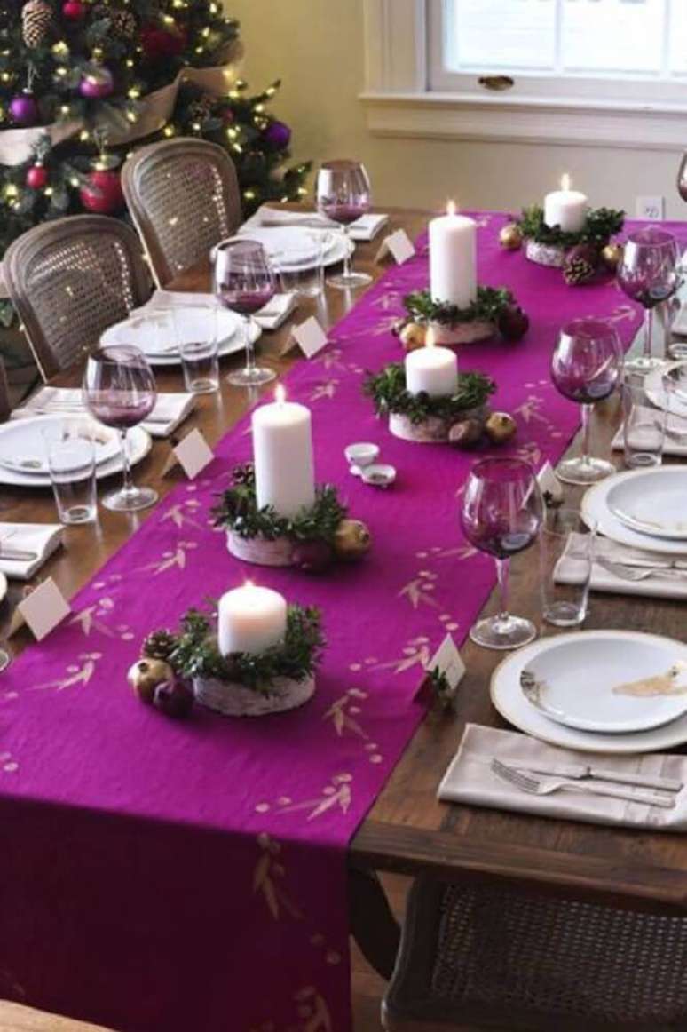 57. Invista em cores diferentes para a decoração da sua ceia com arranjos de mesa de natal – Foto: The Holk