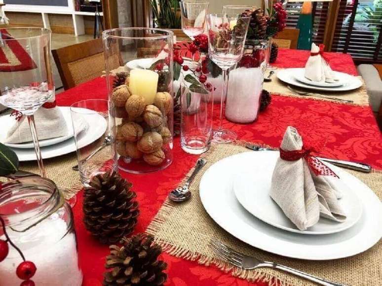58. Decoração para mesa de natal com arranjos de natal com velas e nozes – Foto: Lar Doce Casa