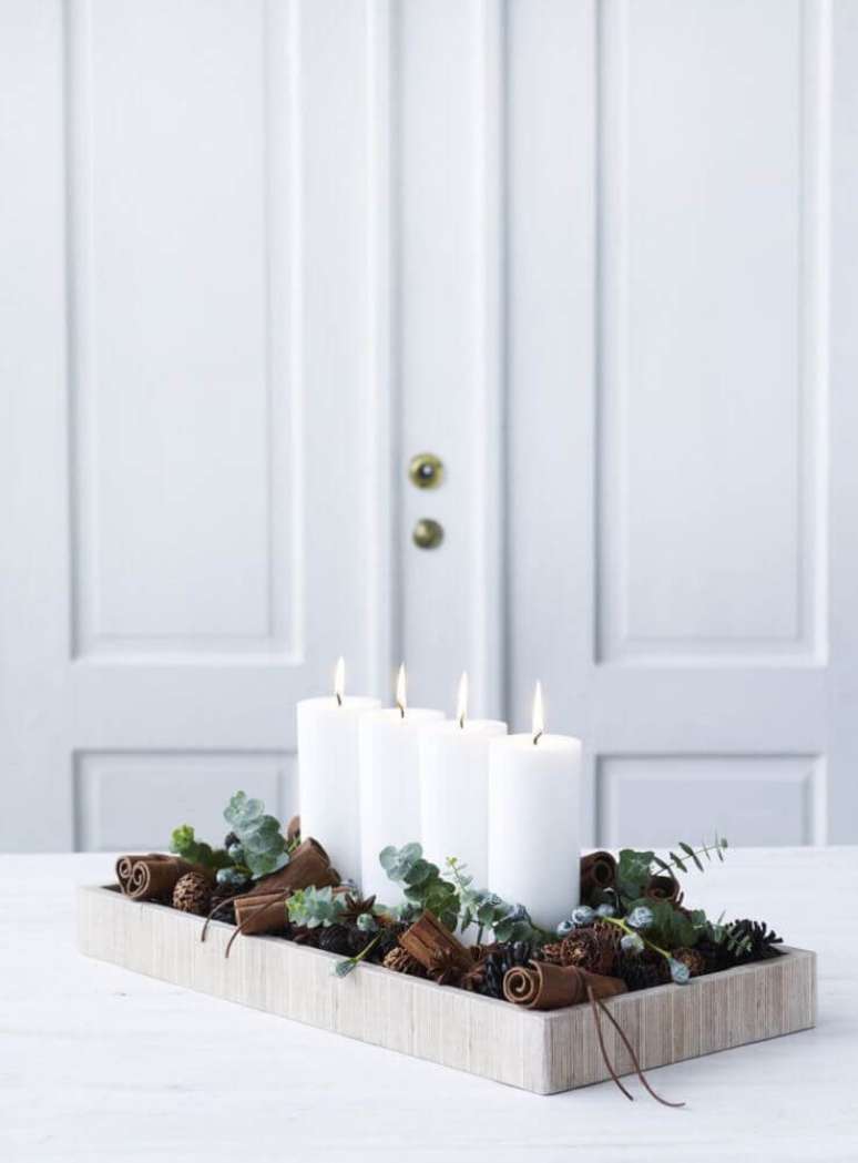 64. Lindo modelo minimalista de arranjos de natal com velas – Foto: Blesk hobby
