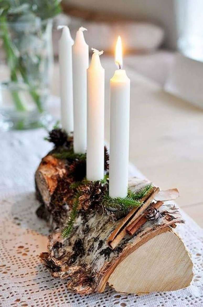 65. Invista em um suporte de madeira de demolição para os seus arranjos de natal com velas – Foto: Klicit