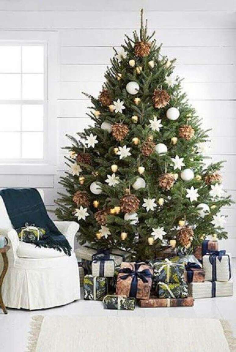 34- No pinheiro de natal a decoração foi composta por pinhas secas e bolas brancas. Fonte: Ecstasy coffee