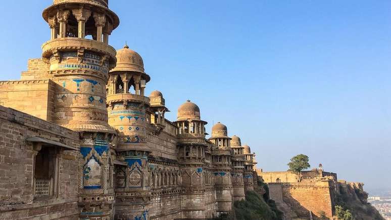 O mais antigo exemplo do zero escrito como um dígito pode ser encontrado em um templo dentro do Forte Gwalior, na Índia