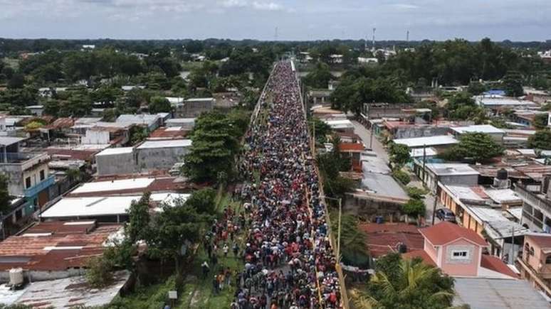 Cerca de quatro mil pessoas chegaram juntas à fronteira entre Guatemala e México - boa parte do grupo continua retido