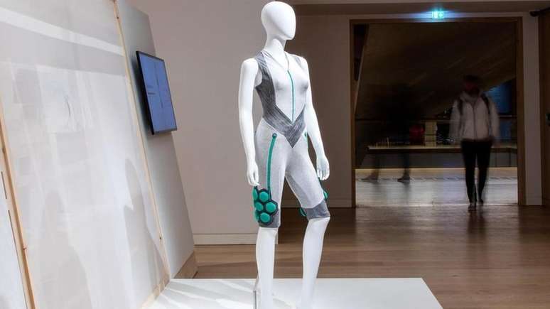 'M&uacute;sculos' estimulados por motor s&atilde;o conectados &agrave; roupa pr&oacute;ximo &agrave;s articula&ccedil;&otilde;es do usu&aacute;rio