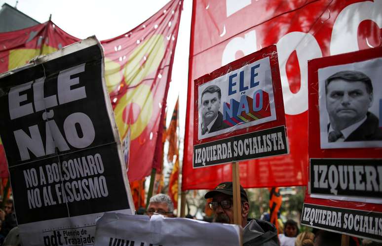 Protesto contra Bolsonaro perto da embaixada brasileira em Buenos Aires
 20/10/2018   REUTERS/Agustin Marcarian 