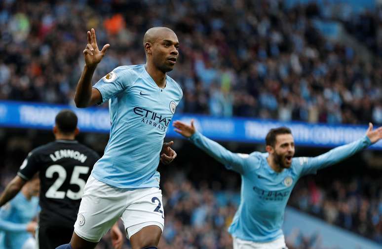 Fernandinho comemora seu gol, o terceiro do Manchester City