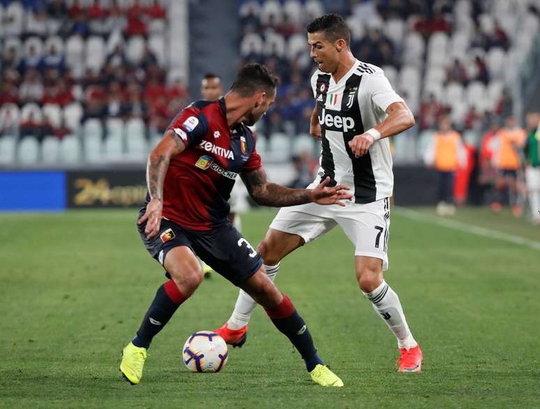 Cristiano Ronaldo arrisca o drible em Pedro Pereira durante empate da Juventus