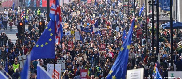 Com bandeiras da União Europeia, manifestantes defenderam novo referendo
