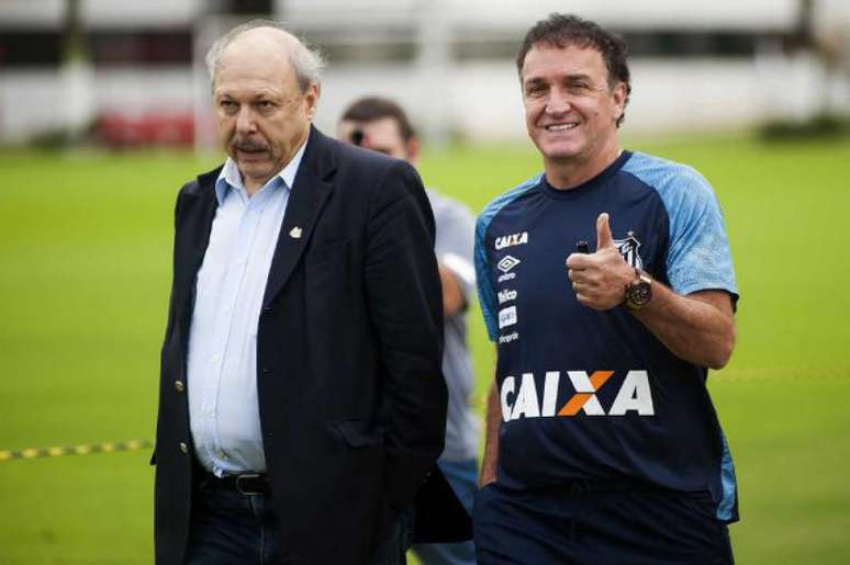 Peres ao lado de Cuca durante a apresentação do treinador no Santos: relação não é boa (Foto: Ivan Storti/Santos)