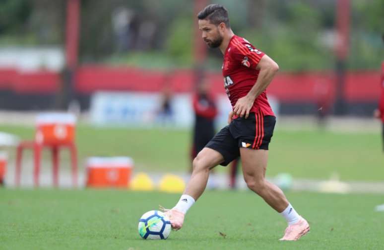 Diego volta a ser opção no Flamengo neste domingo, diante do lanterna Paraná (Foto: Gilvan de Souza/Flamengo)