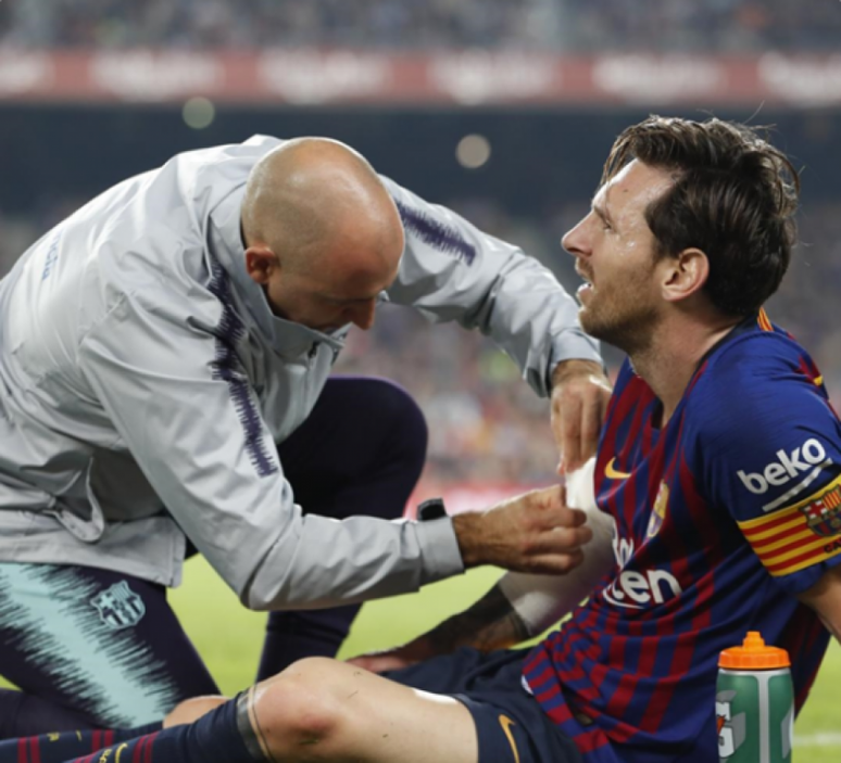 Messi deixou o campo aos 14 minutos por conta da lesão no braço direito (Foto: Reprodução/Twitter)