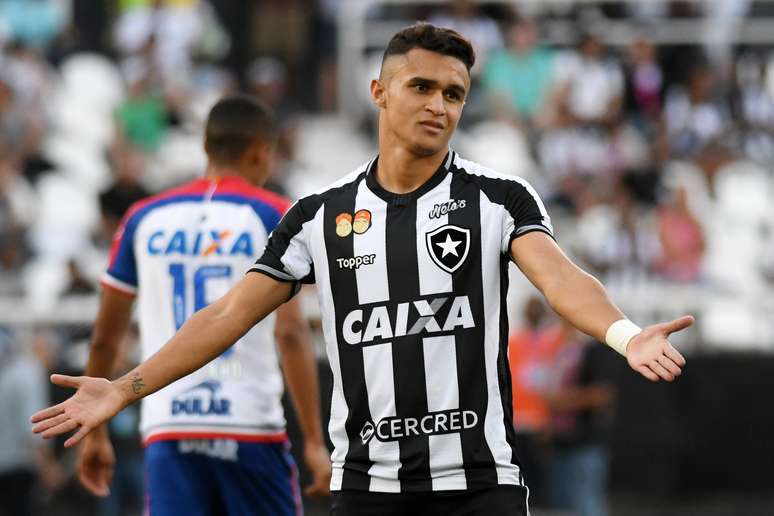 Erik lamenta chance perdida pelo Botafogo