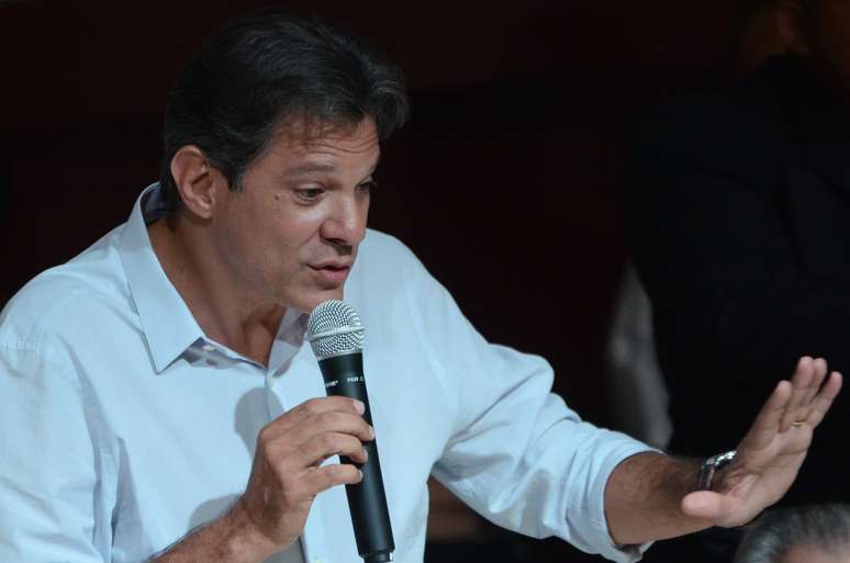 Haddad participa de encontro com eleitores, no Clube de Engenharia, na manhã desta sexta-feira (19), no centro do Rio de Janeiro