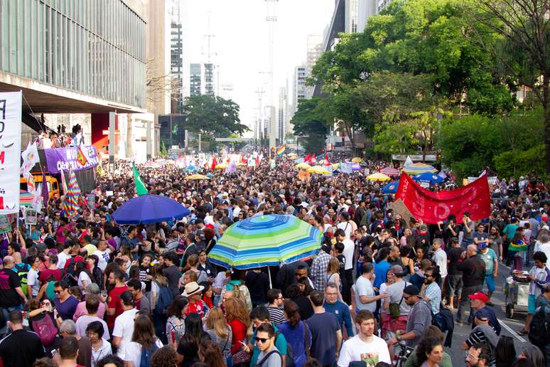 Protesto contra o candidato Jair Bolsonaro reúne grupos no vão do Masp, em São Paulo