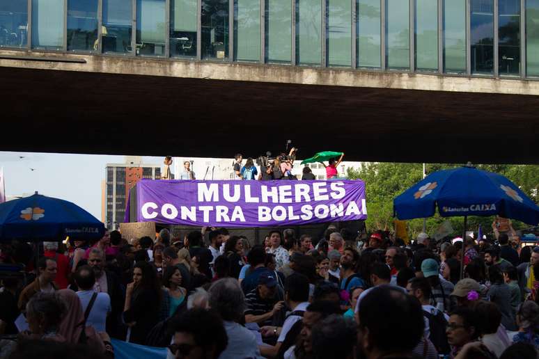 Protesto contra o candidato Jair Bolsonaro reúne grupos no vão do Masp, em São Paulo