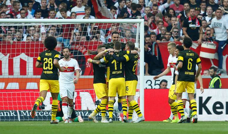 Reus comemora gol do Borussia Dortmund com companheiros