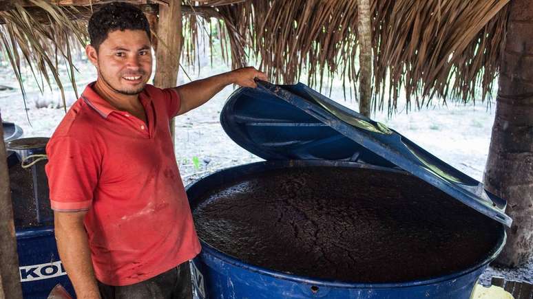 Depois de começar a exibir fungos, os bijus de Leo são amassados e deixados para fermentar em tonéis