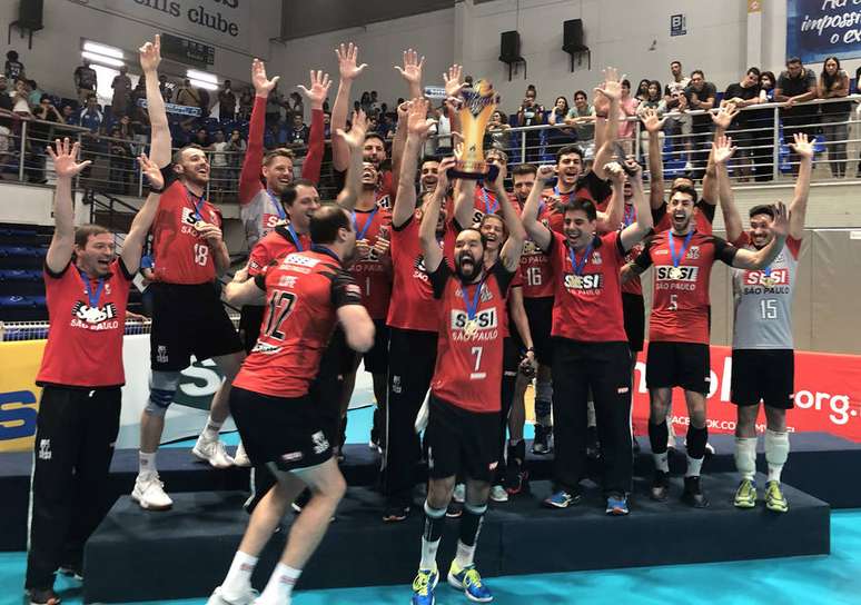 Jogadores do Sesi comemoram título na Supercopa Brasileira de Vôlei.