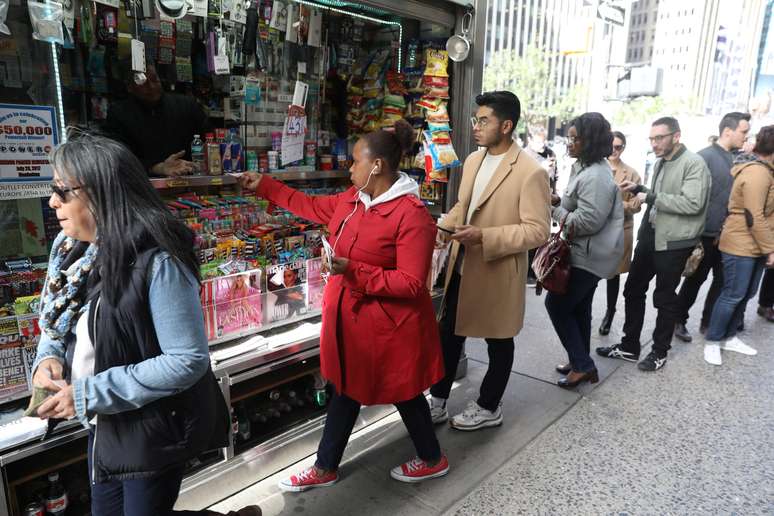 Americanos fazem fila em banca de jornal para comprar bilhetes da &#034;Mega Millions&#034; em Manhattan, em Nova York (19/10/2018)