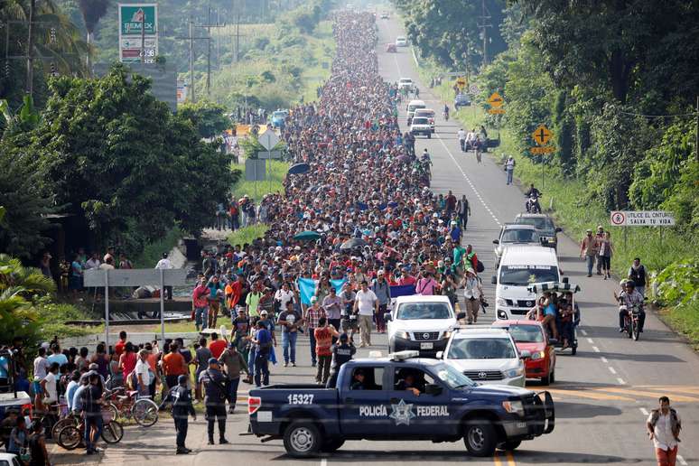 Imigrantes da América Central percorrem rodovia próximo da fronteira do México com a Guatemala em tentativa de chegarem aos EUA
REUTERS/Ueslei Marcelino