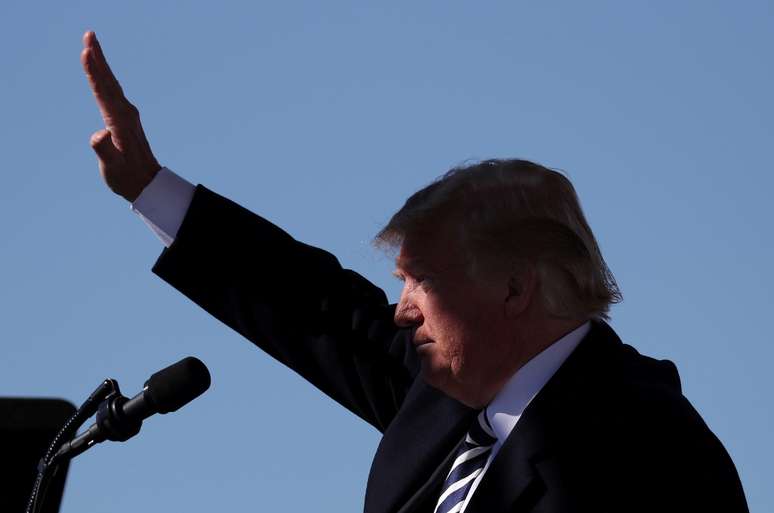 Presidente dos EUA, Donald Trump, cumprimenta público durante discurso em Nevada
REUTERS/Jonathan Ernst