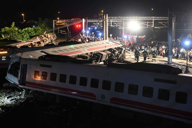 Equipes de resgate fazem buscas em trem descarrilado em Taiwan