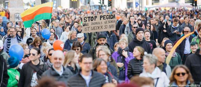 Manifestantes protestaram contra o Pegida sob o lema "Hetz statt Hetze" (Amor em vez de ódio)