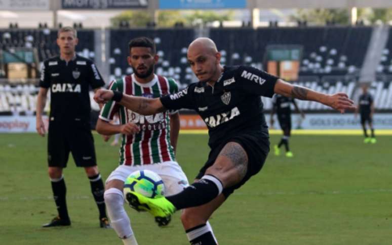 Fábio Santos teve o primeiro erro de pênalti desde que chegou ao clube- Reginaldo Pimenta / Raw Image
