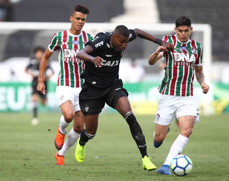 Ayrton Lucas, jogador do Fluminense, e Emerson, do Atlético-MG, durante partida válida pela trigésima rodada do Campeonato Brasileiro 2018.