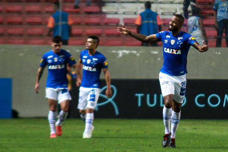 Dedé, jogador do Cruzeiro, comemora seu gol durante partida contra a Chapecoense, válida pela trigésima rodada do Campeonato Brasileiro 2018.
