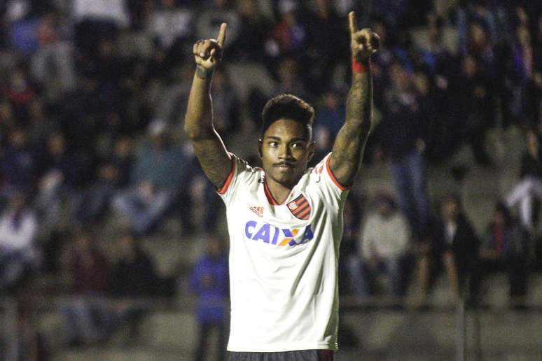 Vitinho, jogador do Flamengo, comemora seu gol durante partida contra o Parana Clube, válida pela trigésima rodada do Campeonato Brasileiro 2018