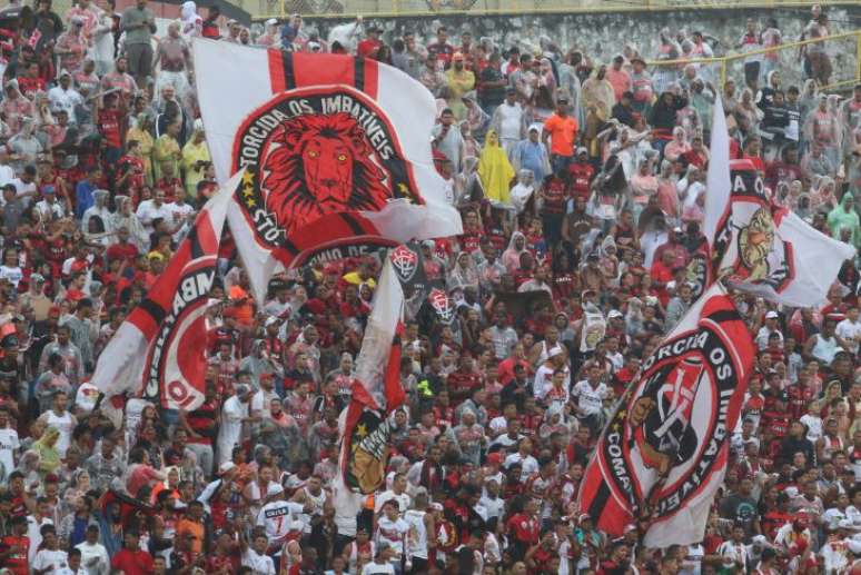 Torcida do Vitória durante jogo entre Vitória x Corinthians, partida valida pela 30ª rodada do Campeonato Brasileiro Serie A 2018, neste Domingo (21), no Estádio Manoel Barradas (Barradão), em Salvador, Bahia.